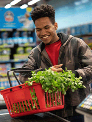 Hombre sonriendo mientras hace las compras.