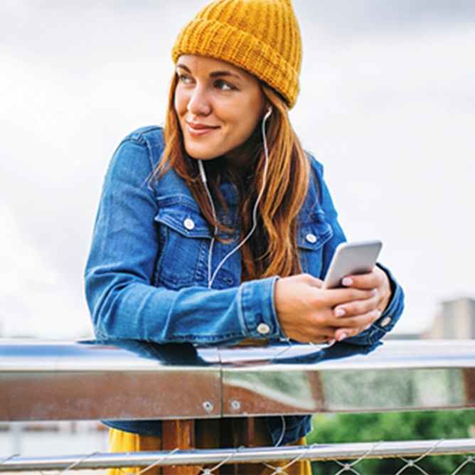 Mujer joven al aire libre con el teléfono